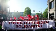 Tausende bei linker 1.-Mai-Demo in Berlin-Kreuzberg