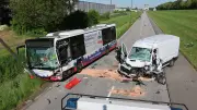 Tödlicher Frontalcrash: Transporterfahrer stirbt nach Busunfall in Hamburg