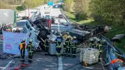 Tödlicher Lkw-Unfall auf A9: Metallrohre blockieren Autobahn