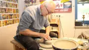 Töpfer Ortwin Ackermann öffnet Werkstatt bei Kunst offen