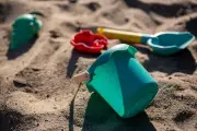 Tragödie in Ostfriesland: Dreijähriger erstickt im Sand – Spendenaktion läuft