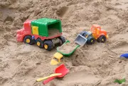 Tragödie in Ostfriesland: Dreijähriger erstickt in Sandloch