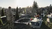 Ukraine-Soldat steht an seinem eigenen Grab: Happy End nach Irrtum