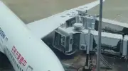 Unfall in China: Flugzeug rammt Gangway zweimal
