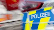 Unfall in Neustrelitz: 83-Jähriger prallt gegen Baum – Zwei Verletzte