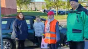 Verkehrswacht kontrolliert Kindersicherung vor Grundschule in Ueckermünde