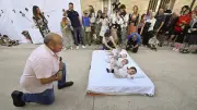 Verrücktes Ritual: Männer springen über Babys in Spanien