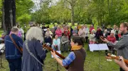 Volksliedersingen auf der Würfelwiese in Halle gestartet