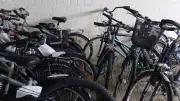 Waren versteigert Fundsachen: Goldring, Fahrräder und E-Roller locken