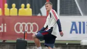 Wer ist der blonde Teenager (15) im Bayern-Training vor PSG-Kracher?