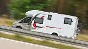 Wohnmobil rammt geparktes Auto in Waren: Polizei sucht Unfallflüchtigen