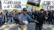 Wut-Demo nach Schließfachraub: Opfer fordern Rücktritt der Sparkassenchefs