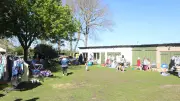 Zauberhafter Flohmarkt am Gutshaus Waldberg lockt Schatzsucher an