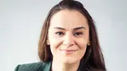 Özlem Evans: Vom Praktikum zum Star-Interviewer