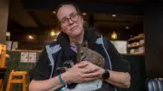 Zoo-Chefin zieht Känguru-Baby im Kapuzenpullover groß