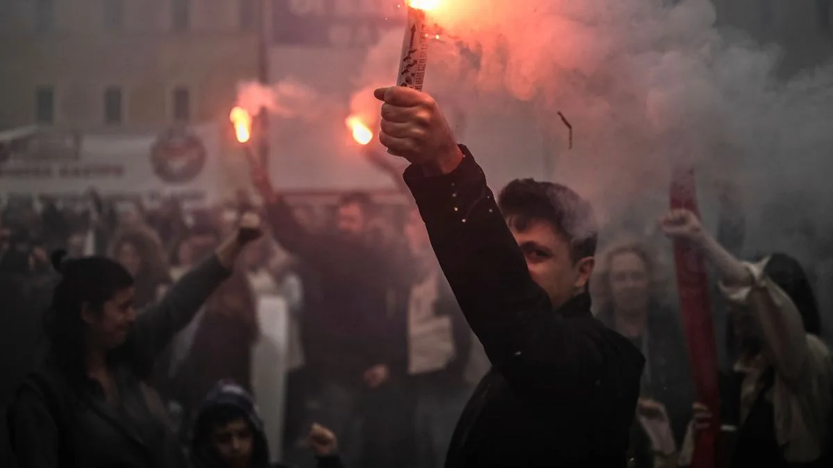1. Mai-Proteste weltweit: Pyro, Power Ranger und Polizei