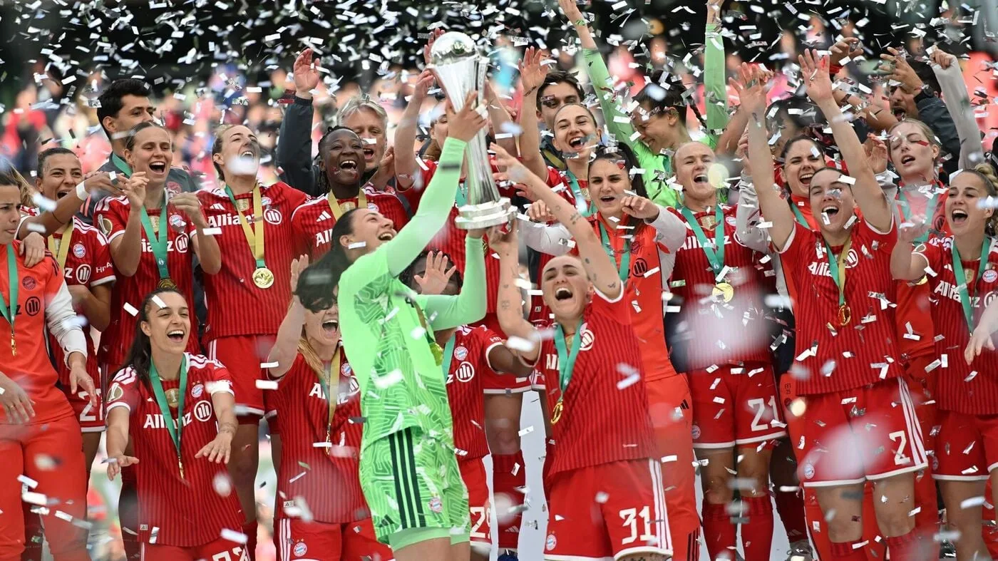 Bayern-Fußballerinnen holen DFB-Pokal: 4:0-Sieg vor Rekordkulisse, Popp geht titellos