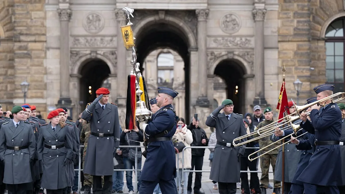 700 junge Offiziere feiern Abschluss vor Dresdner Semperoper