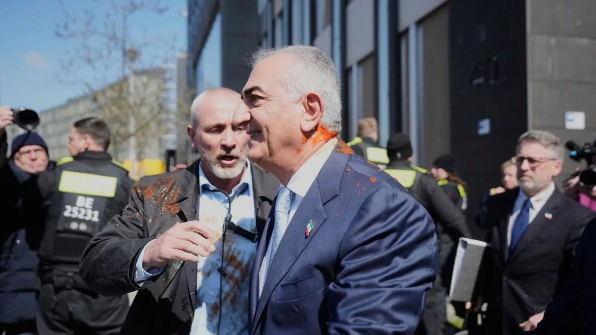 Schah-Sohn Reza Pahlavi in Berlin mit tomatensoßenähnlicher Flüssigkeit beworfen