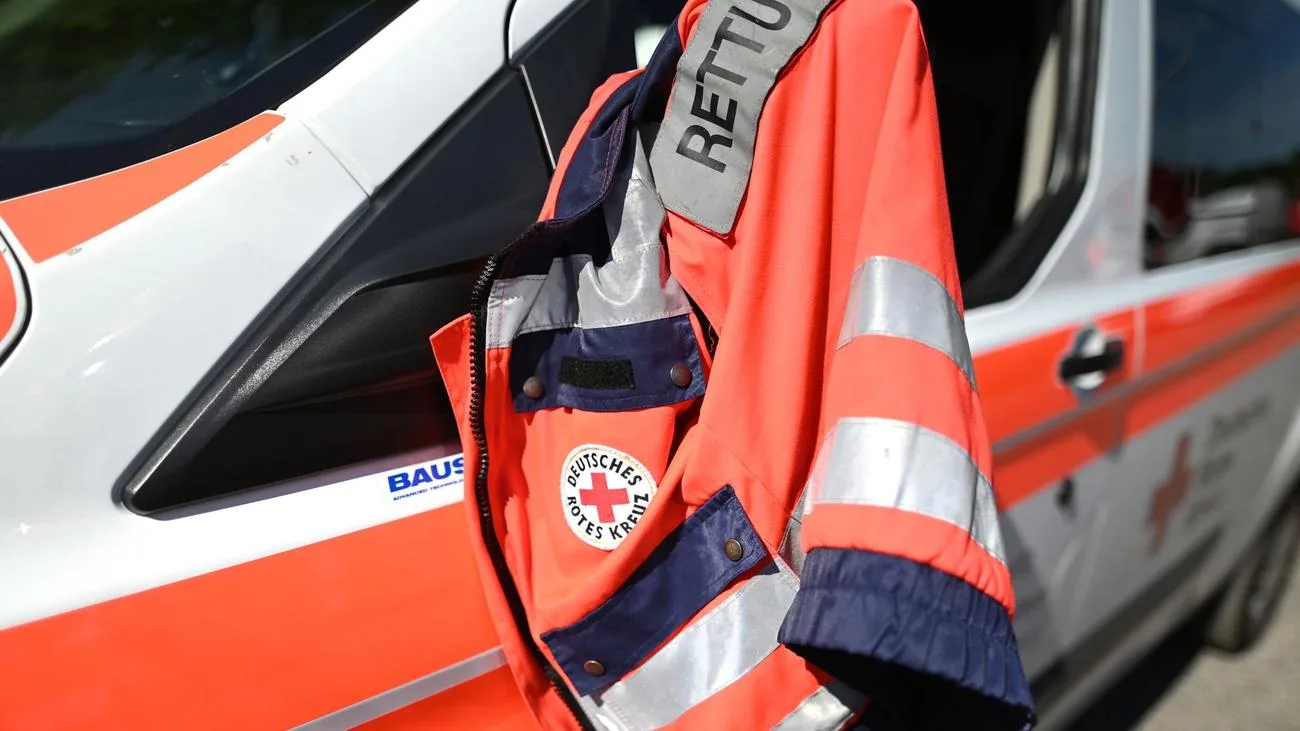 Auto prallt gegen Baum: Zwei Schwerverletzte bei Mirow