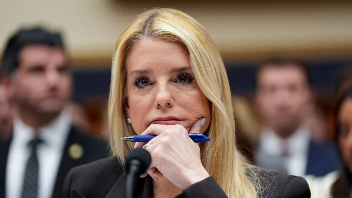 Bondi räumt Fehler bei Epstein-Akten ein – Kritik im Kongress