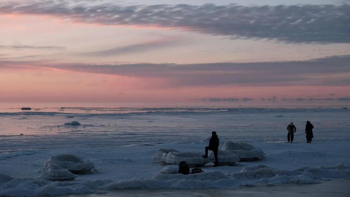 Eisbrecher rettet Spaziergänger von treibender Eisscholle in der Ostsee