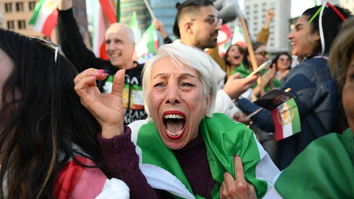 Exiliraner feiern Angriff auf Iran in deutschen Städten