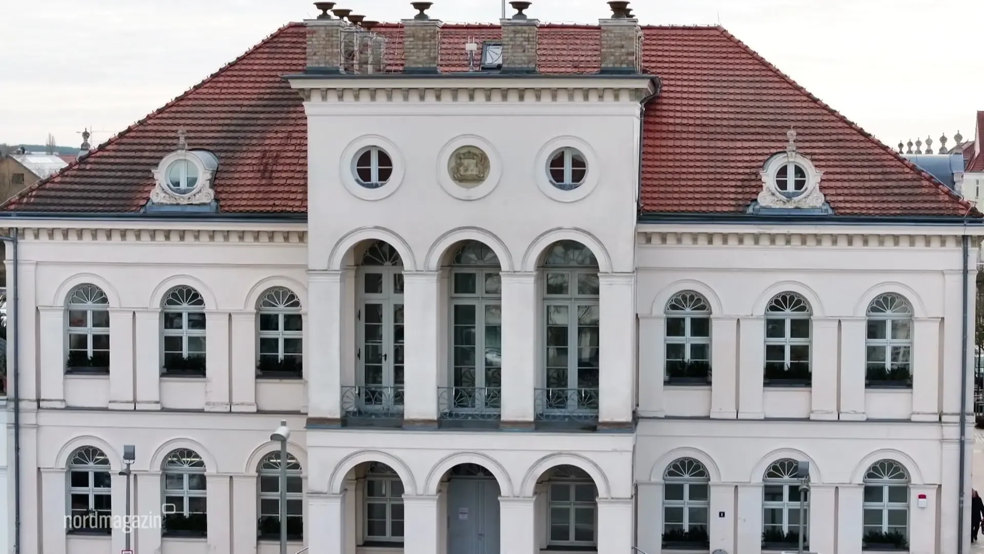 Neustrelitz verabschiedet Haushalt: 44 Millionen Euro, Personalabbau geplant