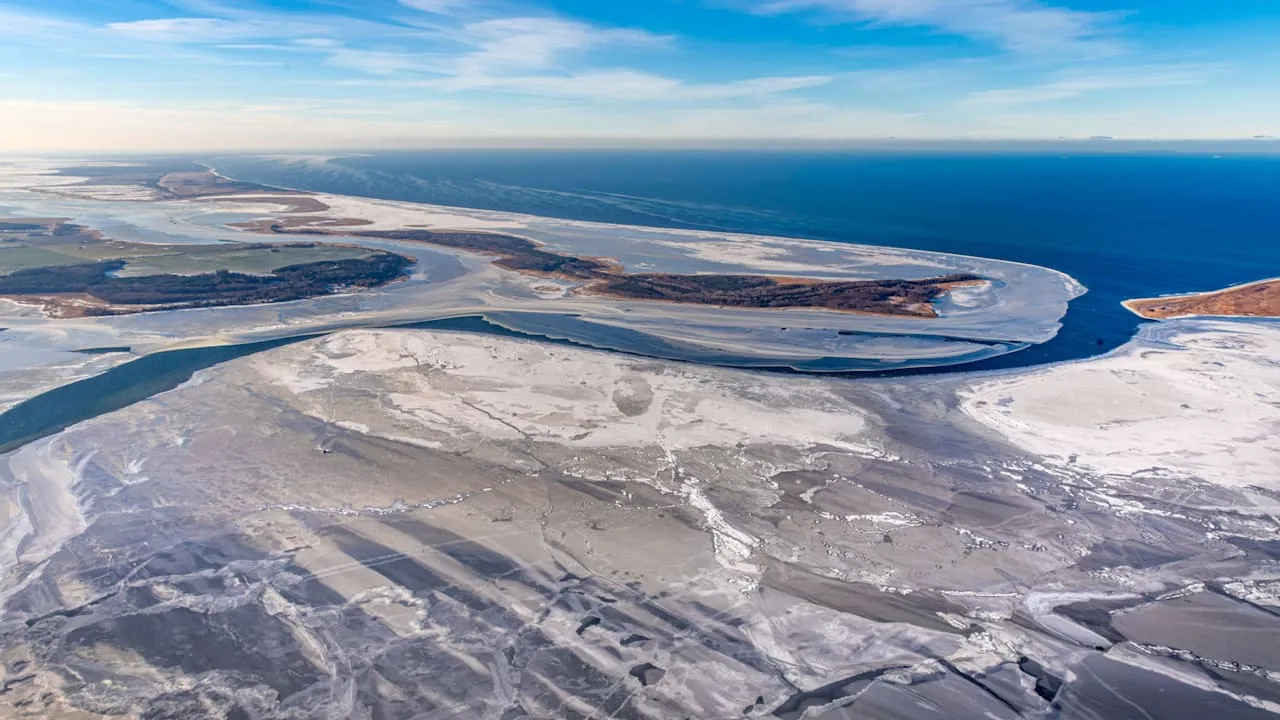 Seltene Luftbilder: Fotograf fliegt über Eispanzer um Hiddensee