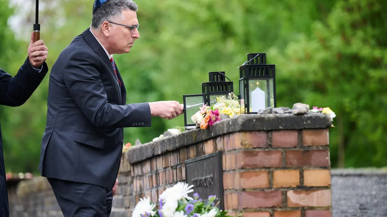 Stilles Gedenken: Israels Außenminister Saar besucht Mahnmal Gleis 17