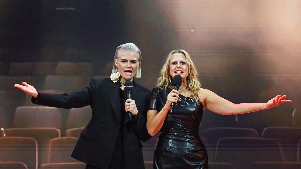 Hazel Brugger überrascht mit strenger Blondfrisur beim ESC-Vorentscheid