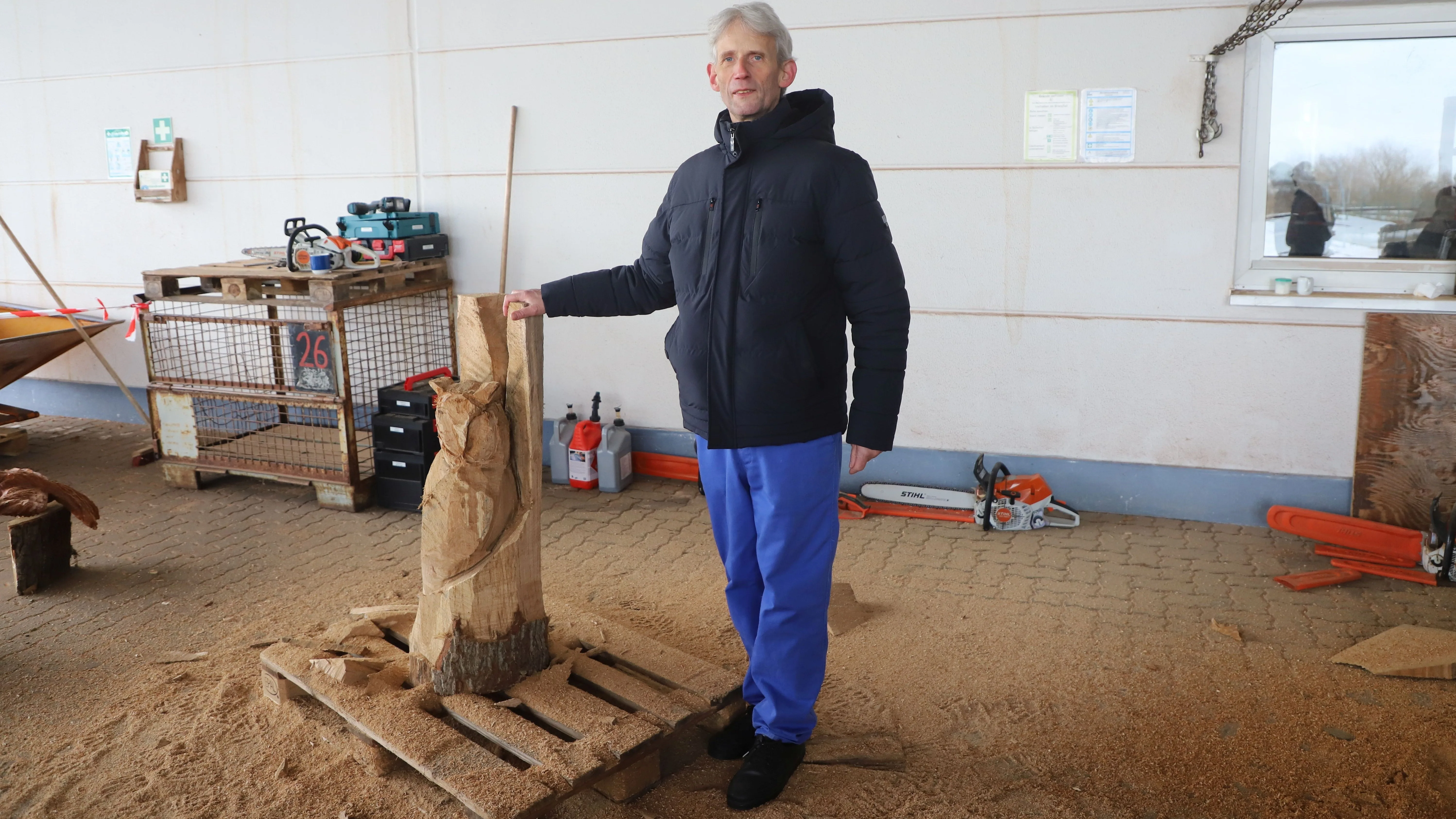 Kettensägenkunst begeistert Mitarbeiter der Peene-Werkstätten in Demmin