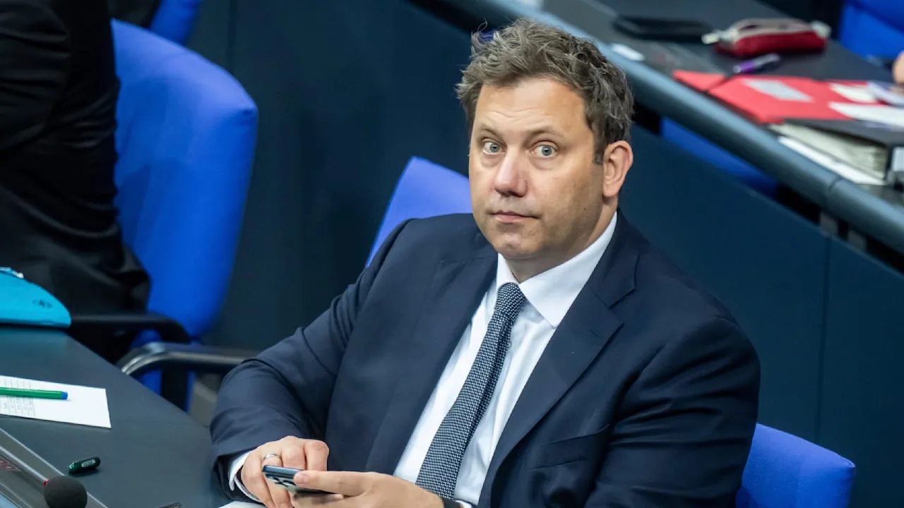 Klingbeil und Hubertz im Bundestag: Haushalt 2027 und Sozialreformen im Fokus