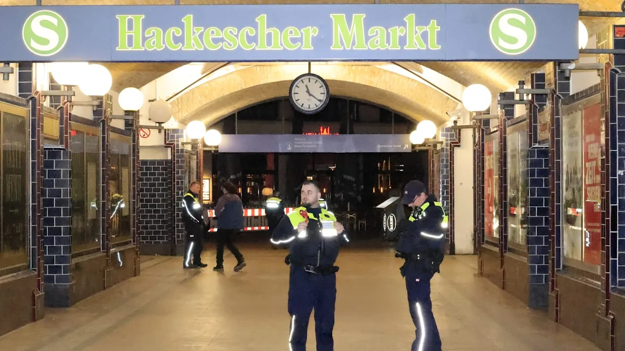 Tödlicher Unfall am S-Bahnhof Hackescher Markt: Mann von S-Bahn erfasst