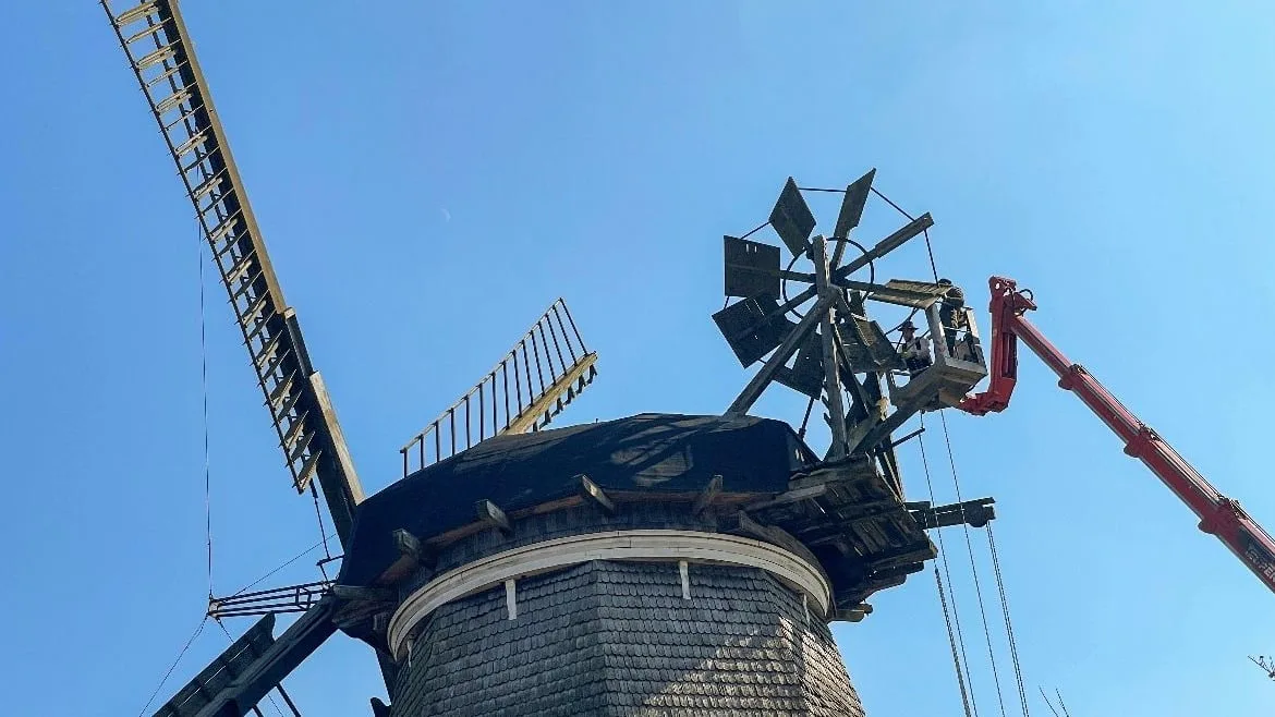 Holländermühle Benz auf Usedom bekommt neue Windrose