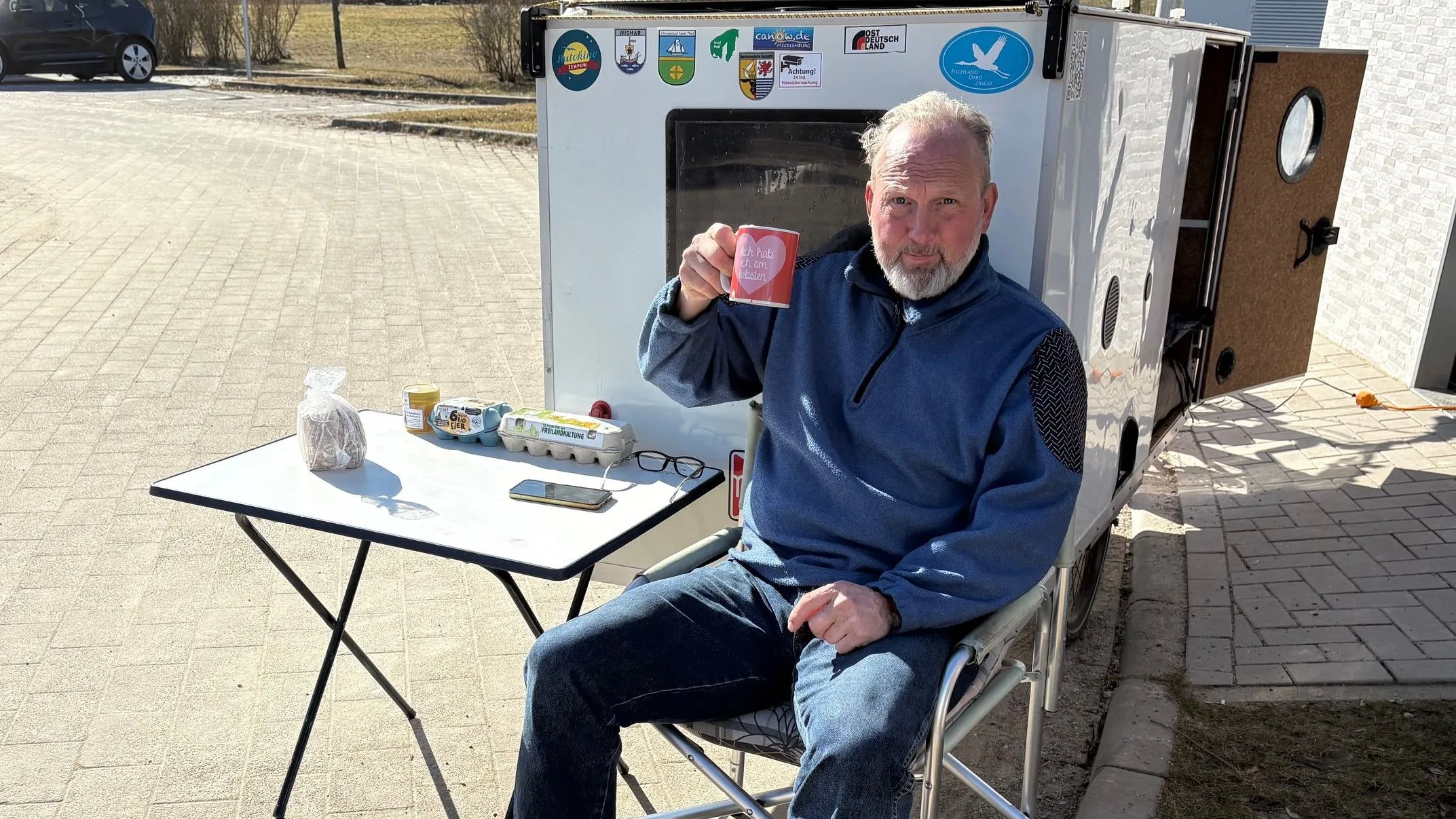 Mit Fahrrad und Mini-Wohnmobil durch die Seenplatte: Jürgen zieht sein Zuhause hinter sich her