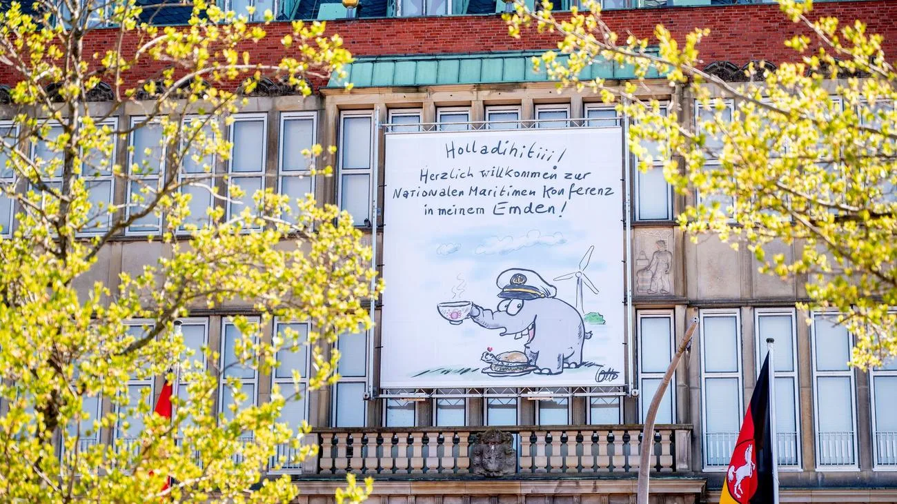 Ottifant begrüßt Gäste der Nationalen Maritimen Konferenz in Emden