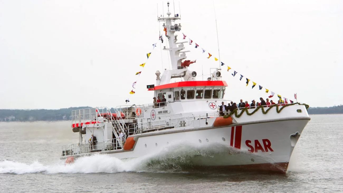 Paketauto rollt führerlos auf Schiff in Sassnitz