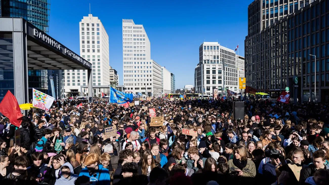 Polizei ermittelt gegen Schüler nach Merz-Plakat bei Demo