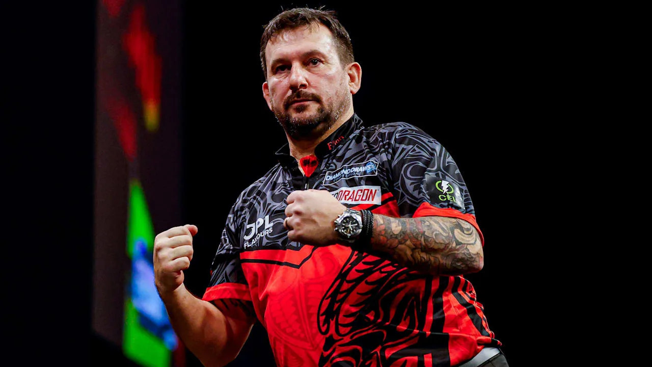 Premier League Darts: Clayton schlägt Littler und verteidigt Tabellenführung