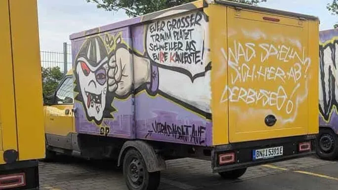 Sachsenpokal-Finale: Fans besprühen 21 Postautos in Zwickau