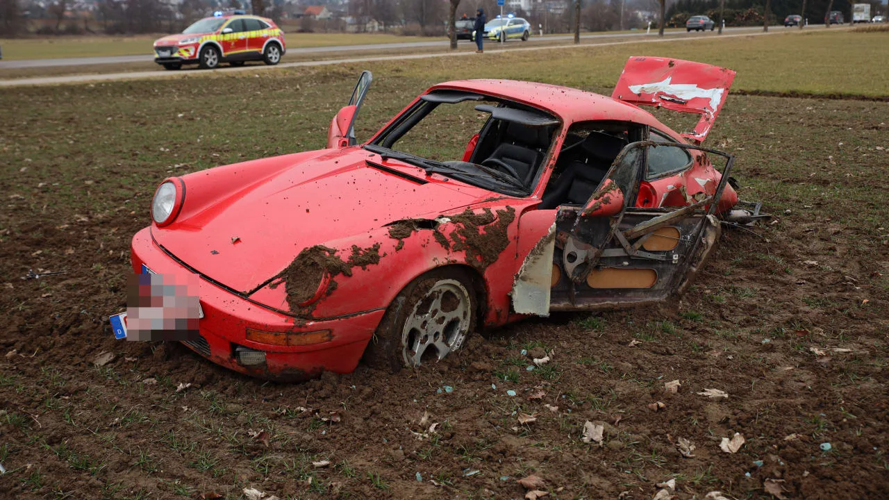 Spektakulärer Acker-Crash in Bayern: Porsche-Umbau im Wert von 300.000 Euro zerstört