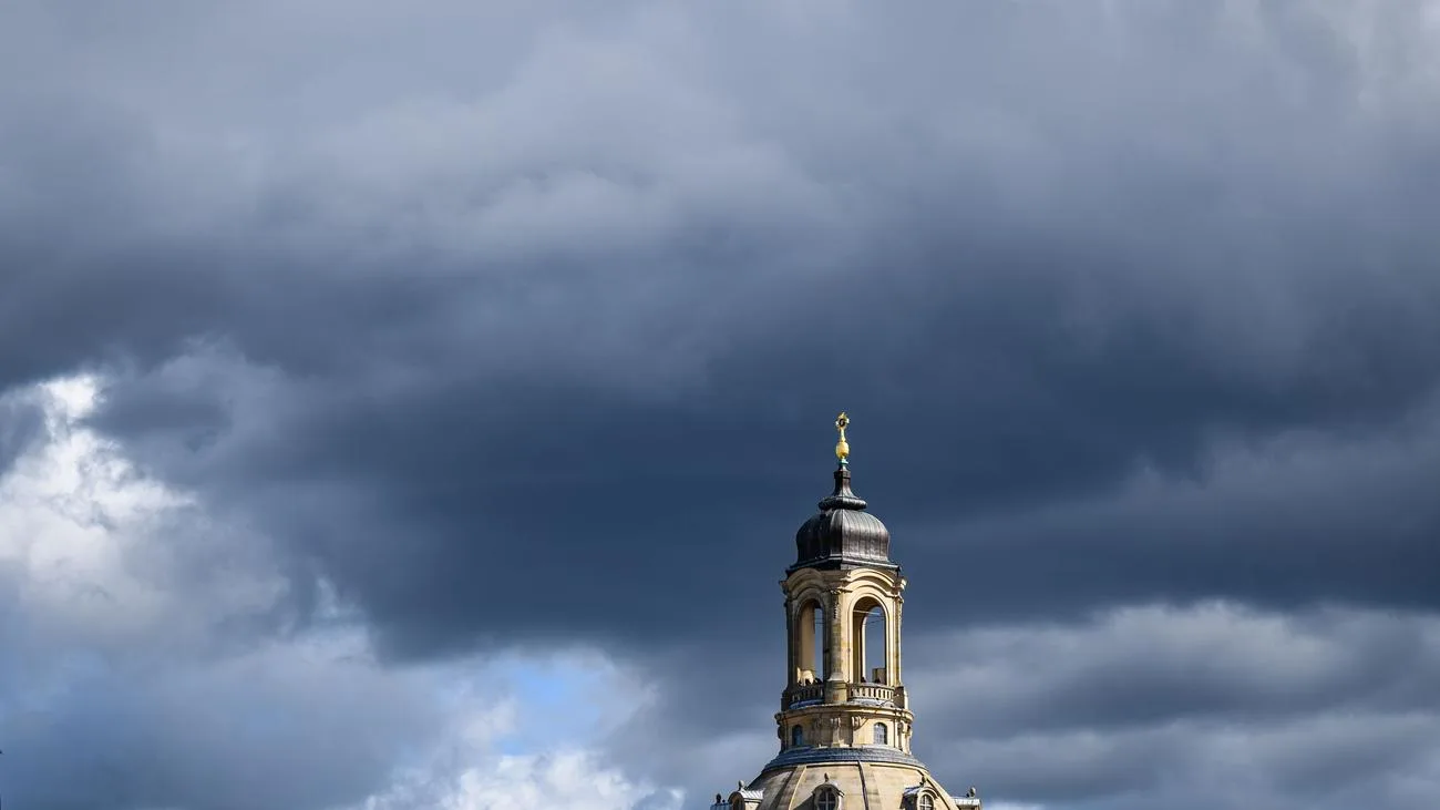 Sachsen: Heiterer Tag, abends Gewitter und Regen