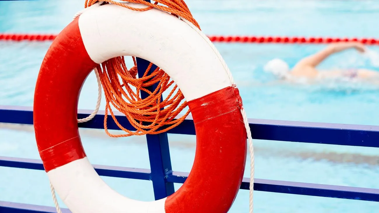 Rettungsschwimmer-Mangel in Sachsen-Anhalt bedroht Freibadsaison