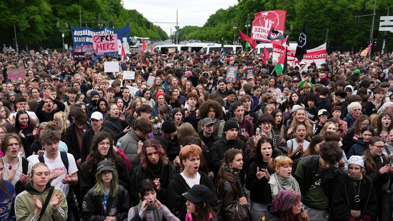 Schulstreik gegen Wehrpflicht: Tausende Jugendliche protestieren bundesweit