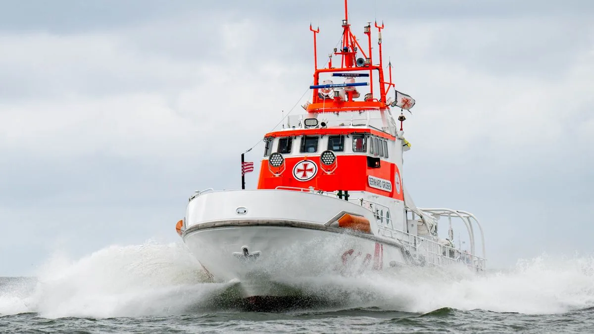 Seenotretter bringen Passagierin von Kreuzfahrtschiff vor Langeoog an Land