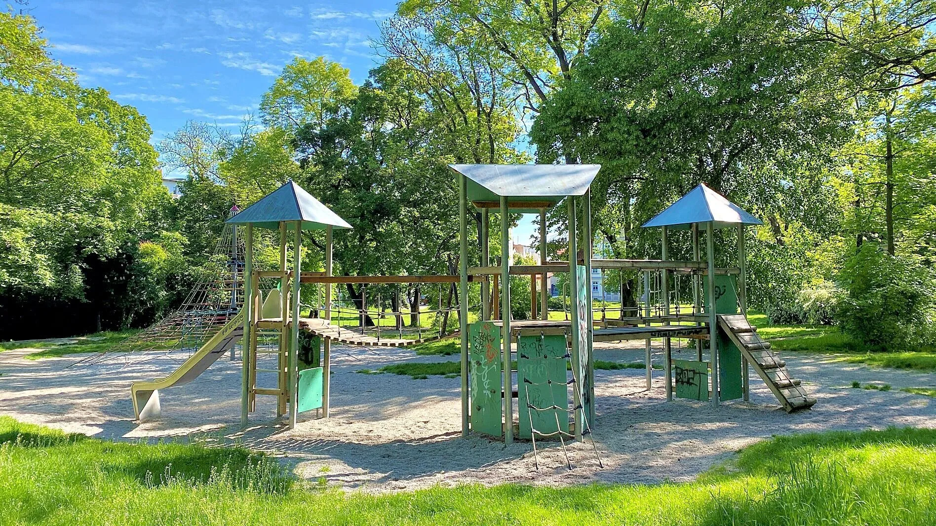 Spielplatz im Goethepark Zeitz: Kletterspinne und Türme begeistern Kinder