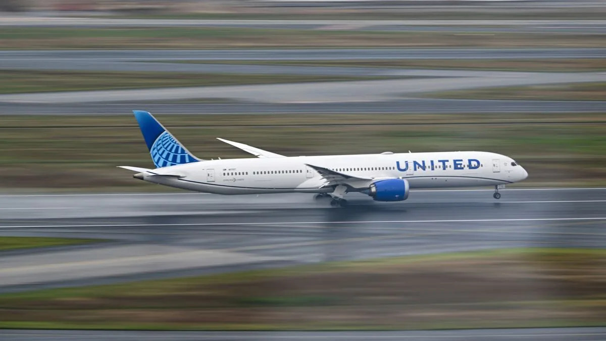 United-Flugzeug streift Lkw auf Highway in Newark – Fahrer leicht verletzt
