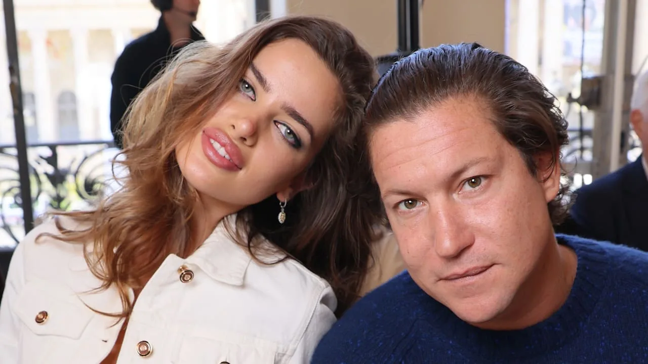 Vito Schnabel zeigt sich mit Helena Althof bei Pariser Fashion Week