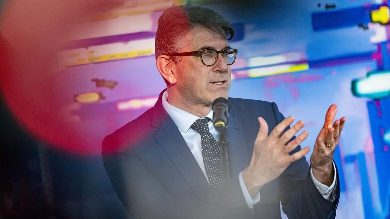 Kulturstaatsminister Weimer sagt Buchmesse-Rundgang wegen Bundestagsdebatte ab